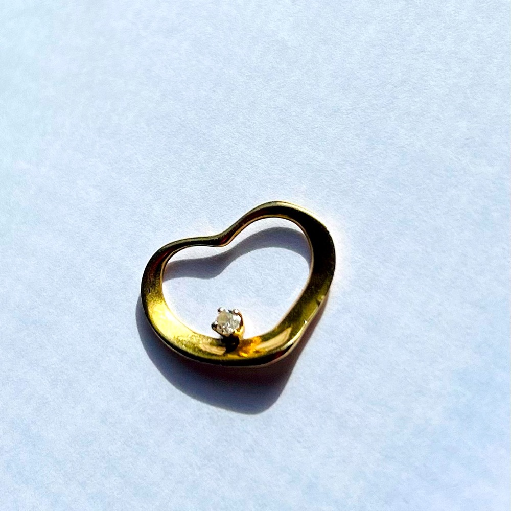 Beautiful gold heart pendant.